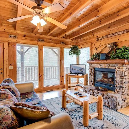 Secret Romance, 2 Bedrooms, Sleeps 8, Pool Table, Hot Tub, Arcade Гетлинбург Екстериор снимка