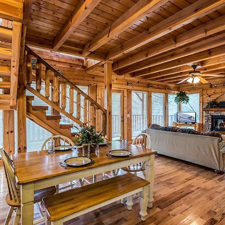 Secret Romance, 2 Bedrooms, Sleeps 8, Pool Table, Hot Tub, Arcade Гетлинбург Екстериор снимка