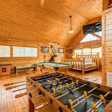 Secret Romance, 2 Bedrooms, Sleeps 8, Pool Table, Hot Tub, Arcade Гетлинбург Екстериор снимка