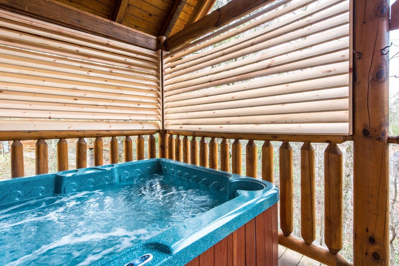 Secret Romance, 2 Bedrooms, Sleeps 8, Pool Table, Hot Tub, Arcade Гетлинбург Екстериор снимка