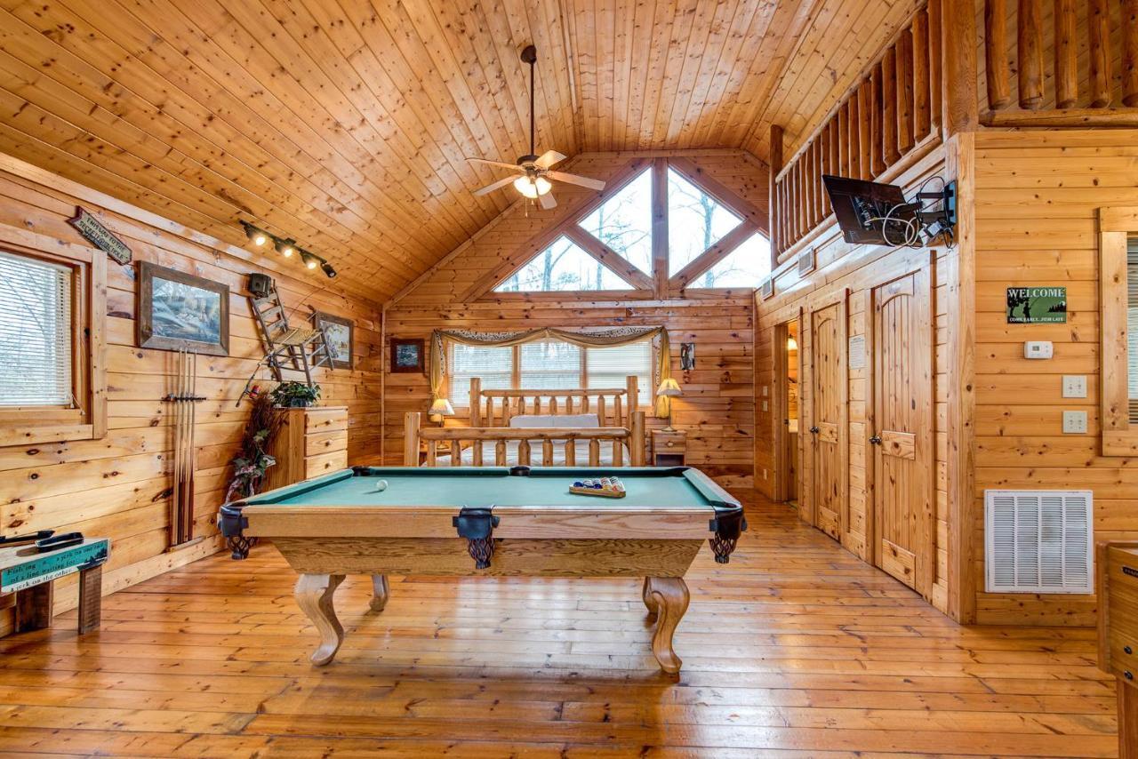 Secret Romance, 2 Bedrooms, Sleeps 8, Pool Table, Hot Tub, Arcade Гетлинбург Екстериор снимка