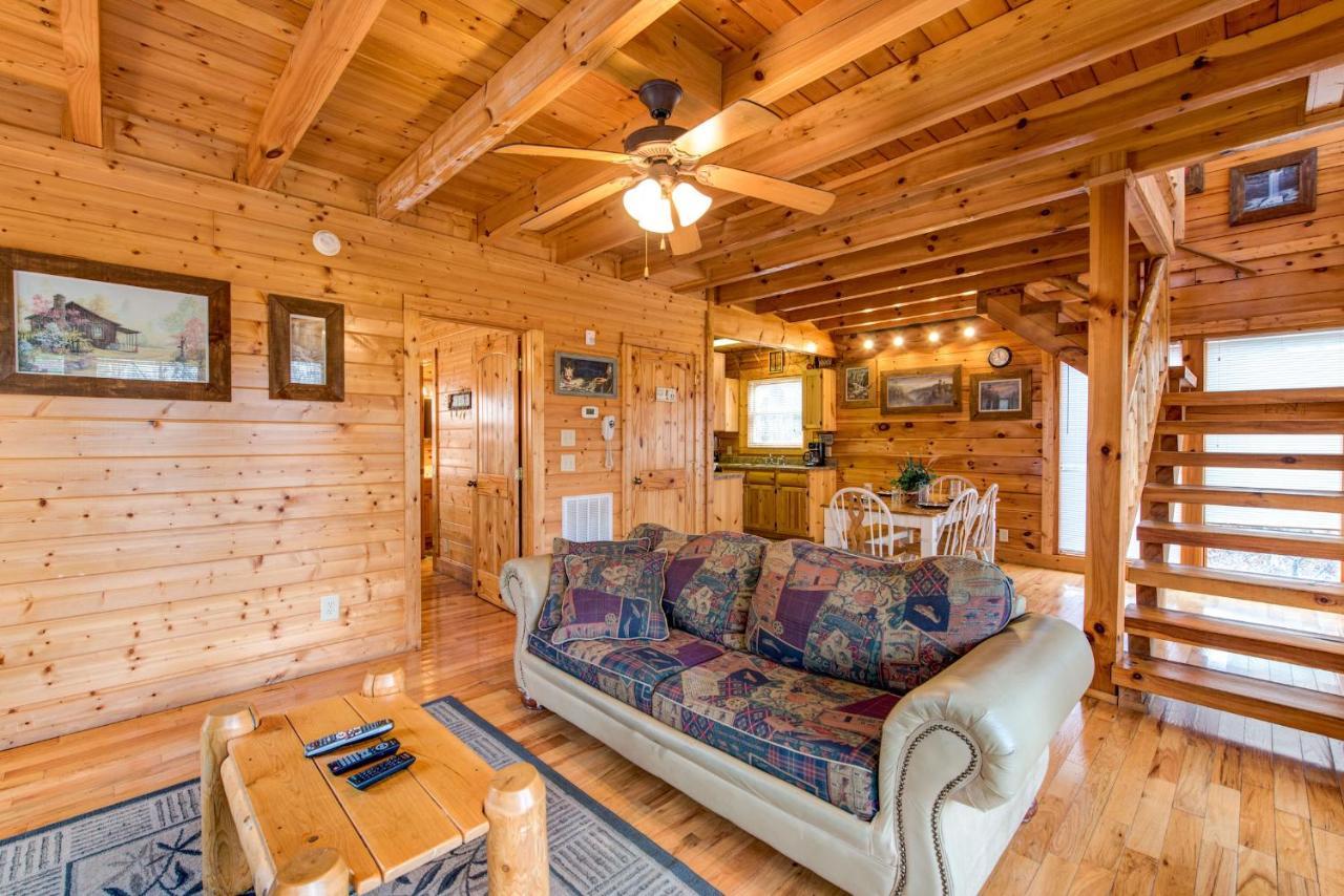 Secret Romance, 2 Bedrooms, Sleeps 8, Pool Table, Hot Tub, Arcade Гетлинбург Екстериор снимка