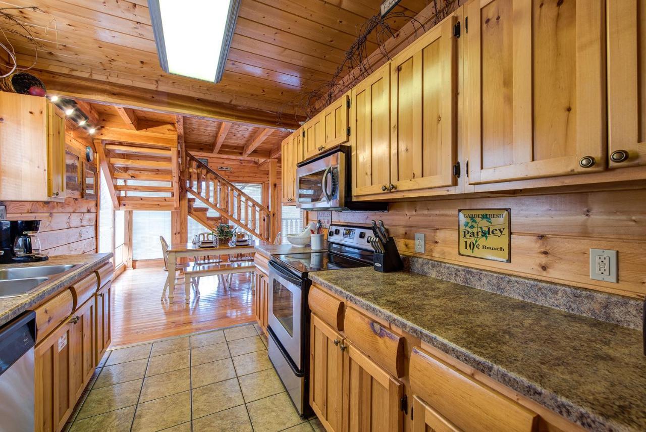 Secret Romance, 2 Bedrooms, Sleeps 8, Pool Table, Hot Tub, Arcade Гетлинбург Екстериор снимка