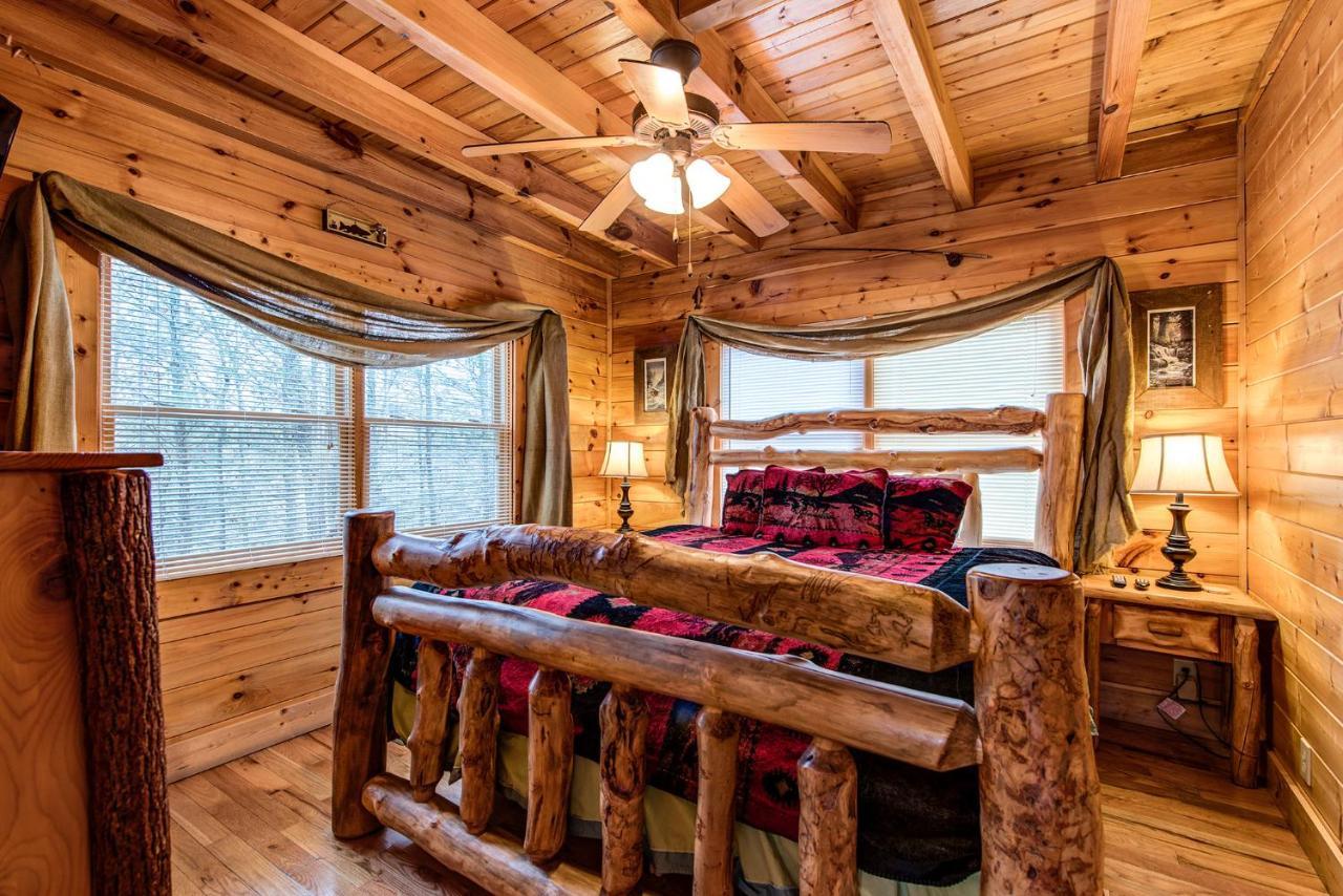 Secret Romance, 2 Bedrooms, Sleeps 8, Pool Table, Hot Tub, Arcade Гетлинбург Екстериор снимка