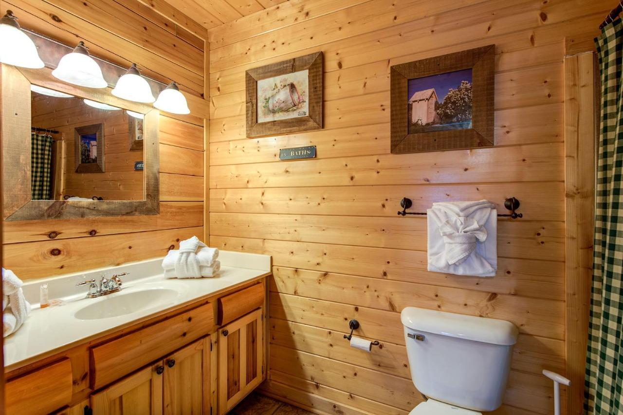 Secret Romance, 2 Bedrooms, Sleeps 8, Pool Table, Hot Tub, Arcade Гетлинбург Екстериор снимка