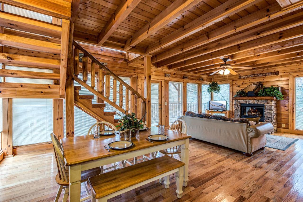 Secret Romance, 2 Bedrooms, Sleeps 8, Pool Table, Hot Tub, Arcade Гетлинбург Екстериор снимка