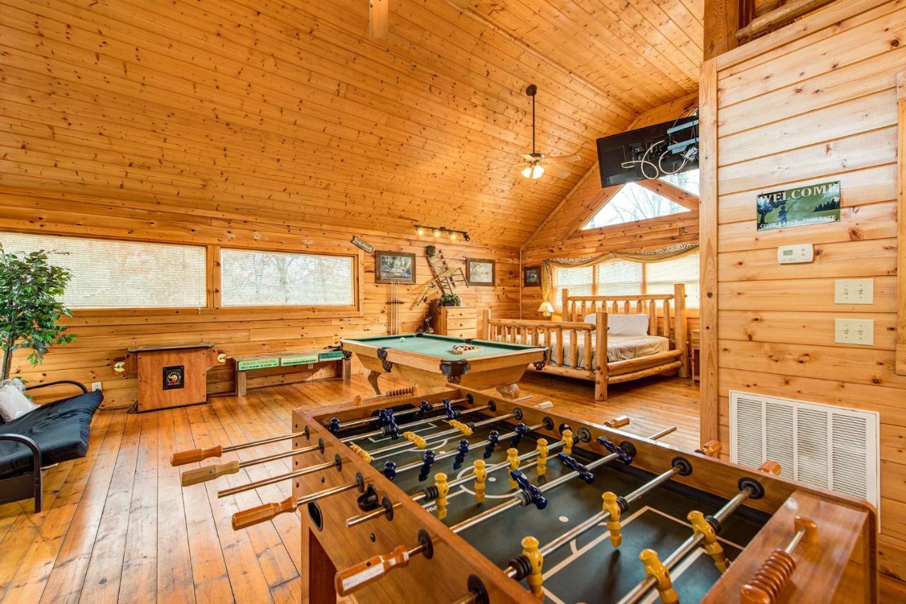 Secret Romance, 2 Bedrooms, Sleeps 8, Pool Table, Hot Tub, Arcade Гетлинбург Екстериор снимка