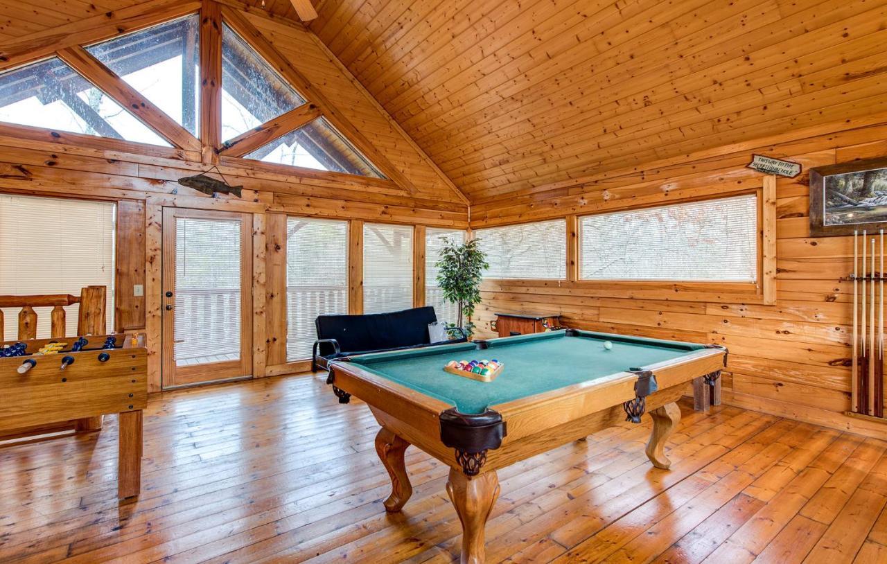 Secret Romance, 2 Bedrooms, Sleeps 8, Pool Table, Hot Tub, Arcade Гетлинбург Екстериор снимка