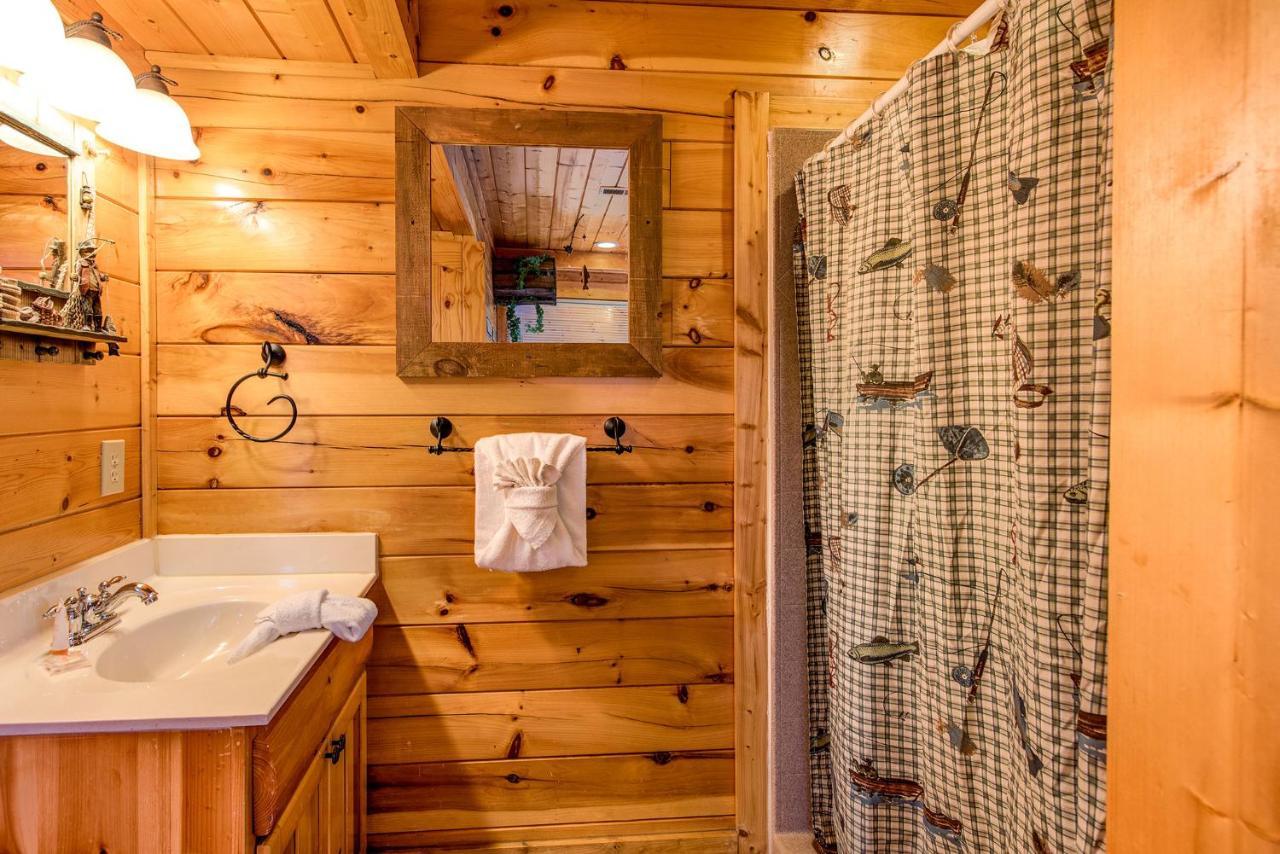 Secret Romance, 2 Bedrooms, Sleeps 8, Pool Table, Hot Tub, Arcade Гетлинбург Екстериор снимка