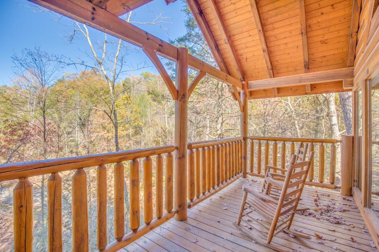 Secret Romance, 2 Bedrooms, Sleeps 8, Pool Table, Hot Tub, Arcade Гетлинбург Екстериор снимка
